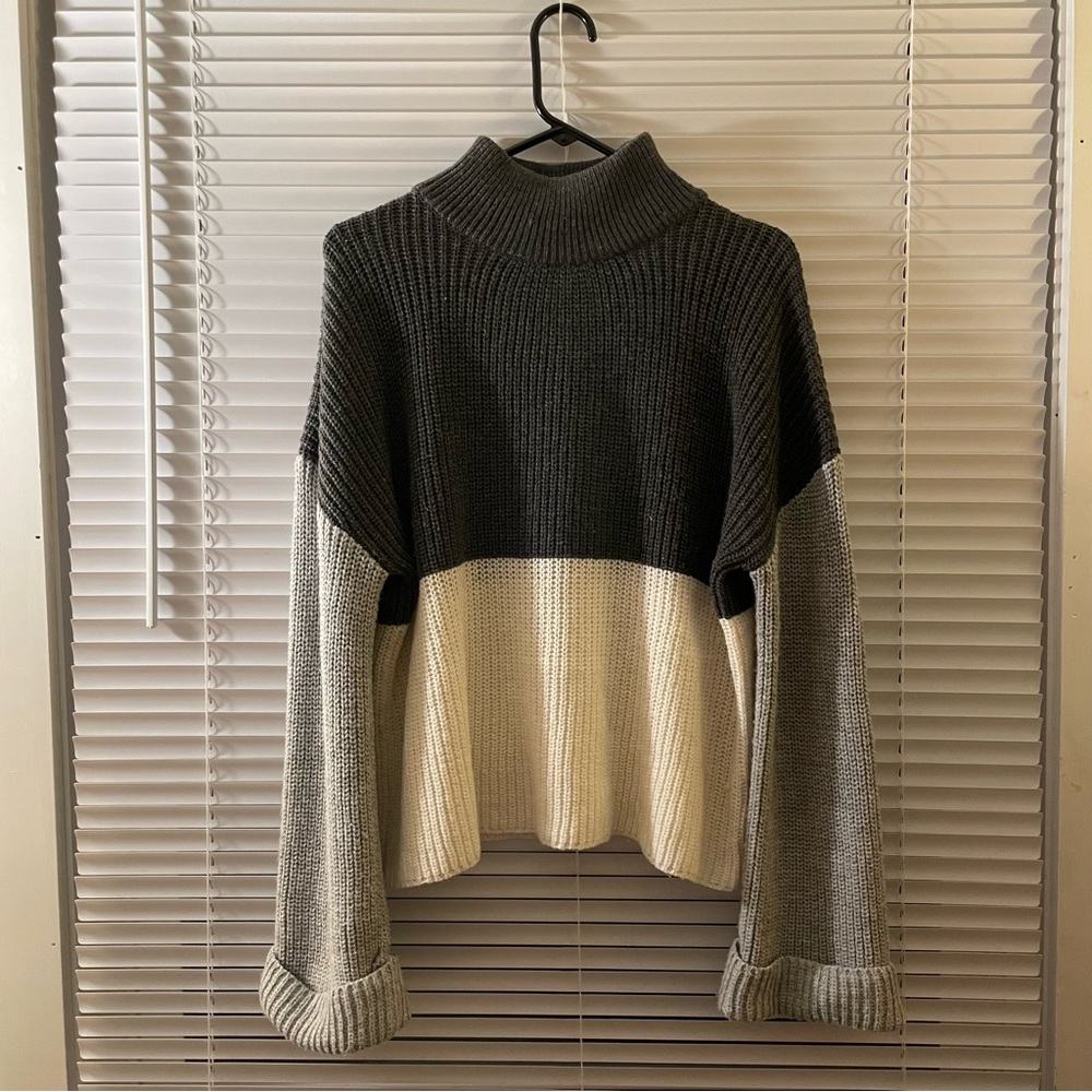 Grey and white colorblock turtleneck sweater
Size: Small